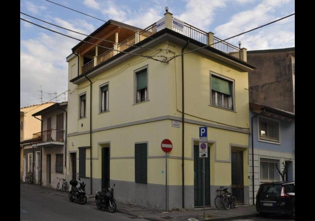 Altido Apt For 8 With Huge Terrace In Old Town Of Viareggio Buitenkant foto